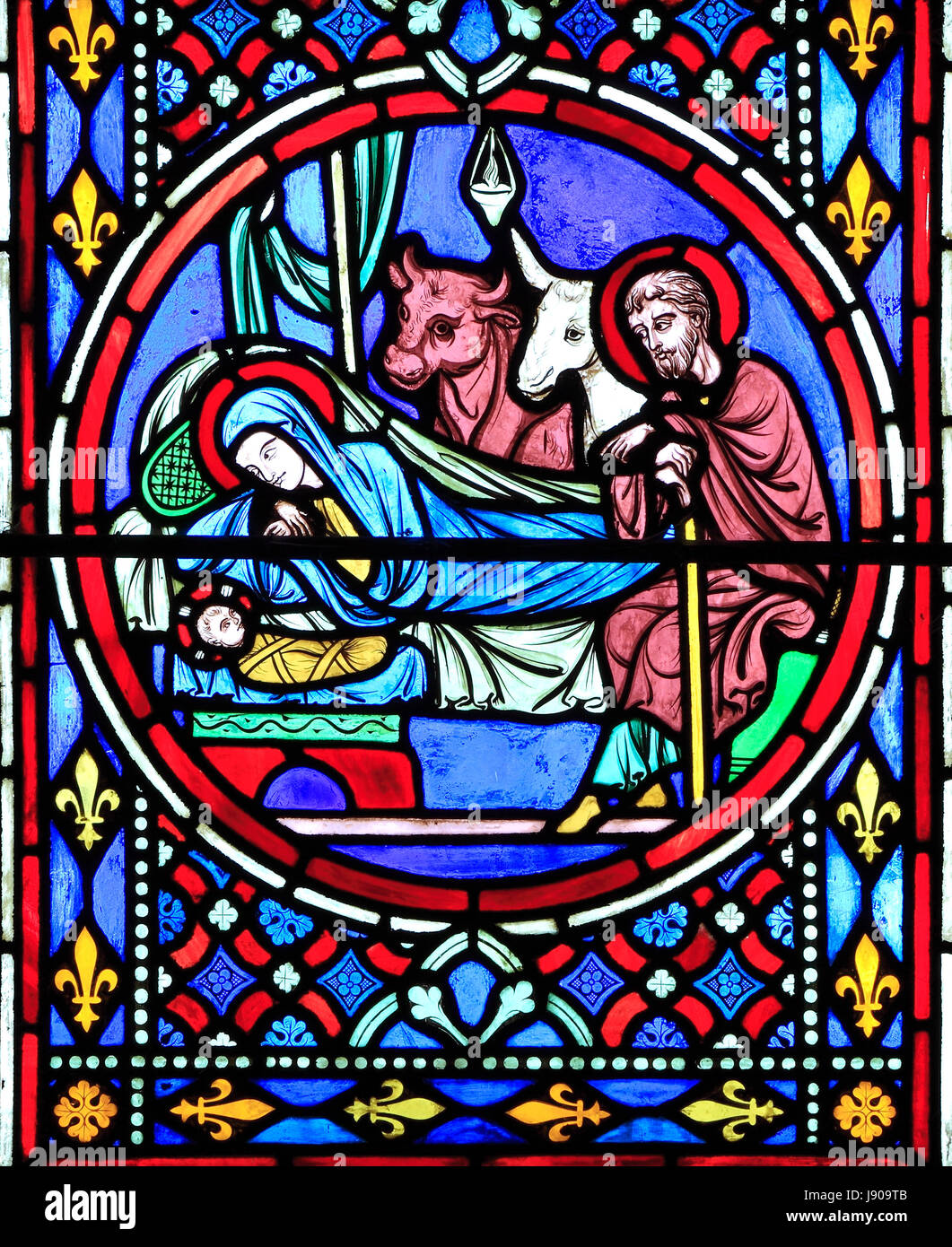 Nativity Fenster, Glasmalereien von Oudinot von Paris, 1861, Feltwell Kirche, Norfolk, Krippe, Stall, Maria, Joseph, Neugeborenen Jesuskind, Rinder Stockfoto