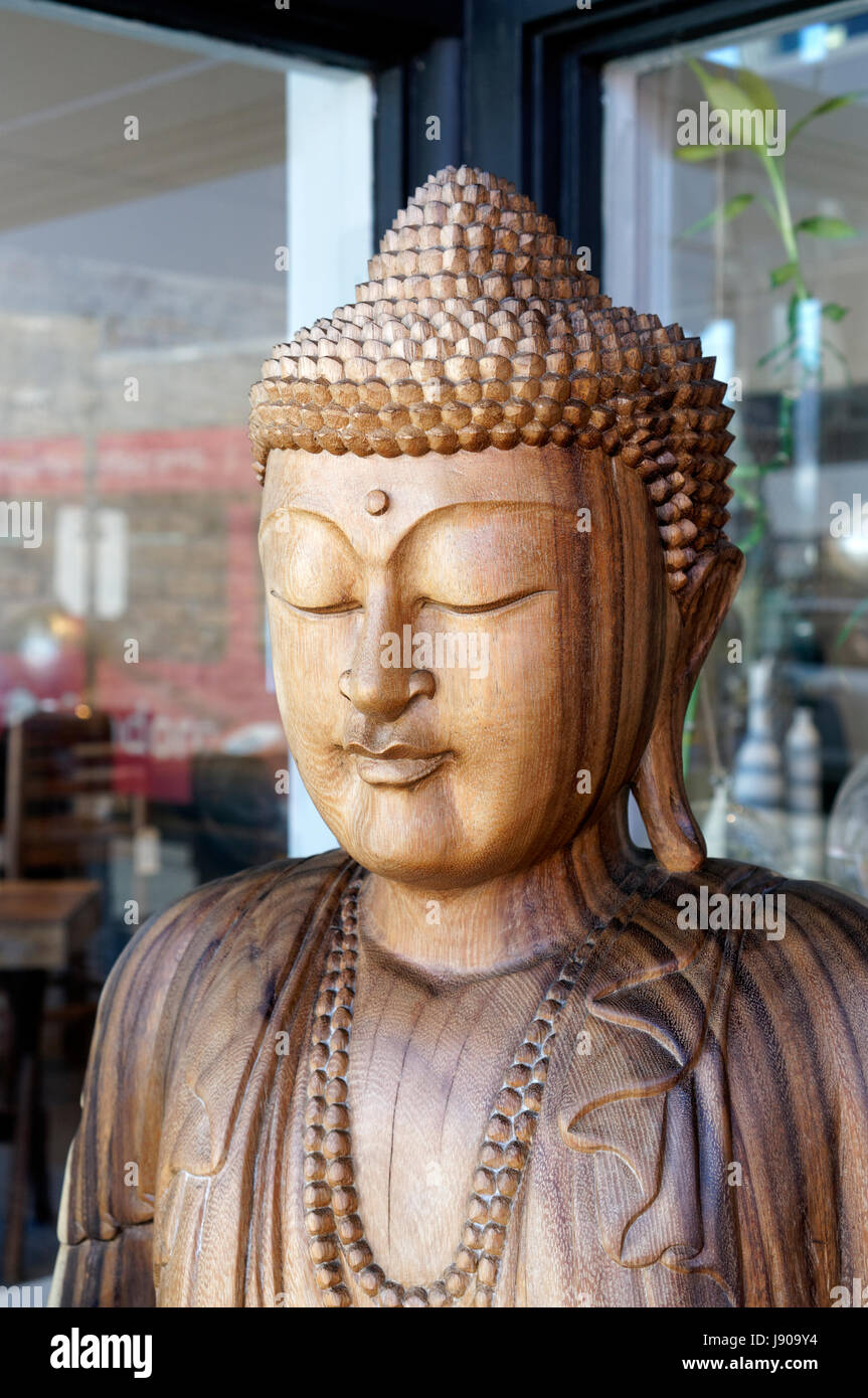 Gesicht eines eleganten hölzernen Meditierenden Buddha schnitzen Stockfoto