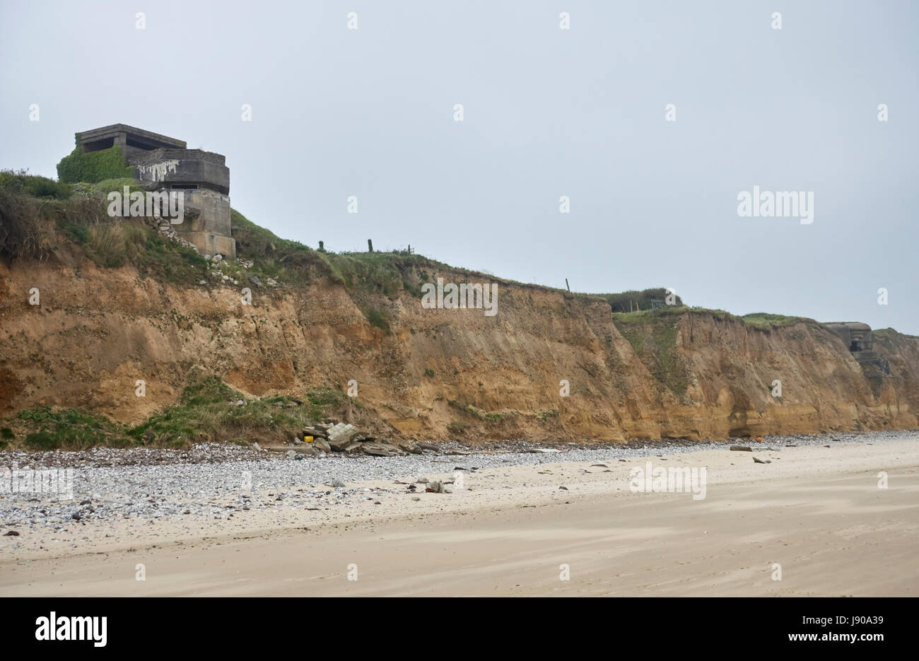 Strand in Normansy Frankreich, Europa mit einer Festung aus dem Zweiten Weltkrieg Stockfoto