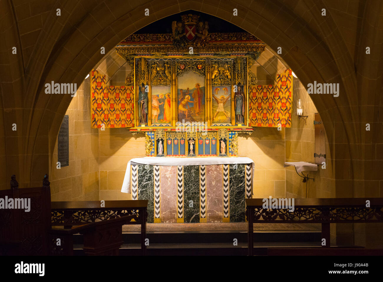 Chicago Illinois E Huron St. James Episcopal Cathedral innen Kapelle von St. Andrew für bettelarm Altar Detail erbaut 1857 umgebaut 1875 Gothic Revival Stockfoto Chicago Illinois E Huron St. James Episcopal Cathedral innen Kapelle von St. Andrew für bettelarm Altar Detail erbaut 1857 umgebaut 1875 Gothic Revival Stockfoto