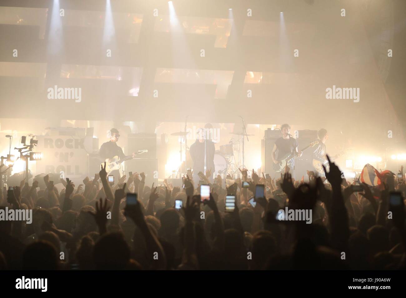 Liam Gallagher spielt ein Konzert in Manchesters O2 Ritz, in Gedenken an die Opfer des Terrors der letzten Woche greifen die 22 Menschen getötet und verletzt eine weitere 64. Stockfoto