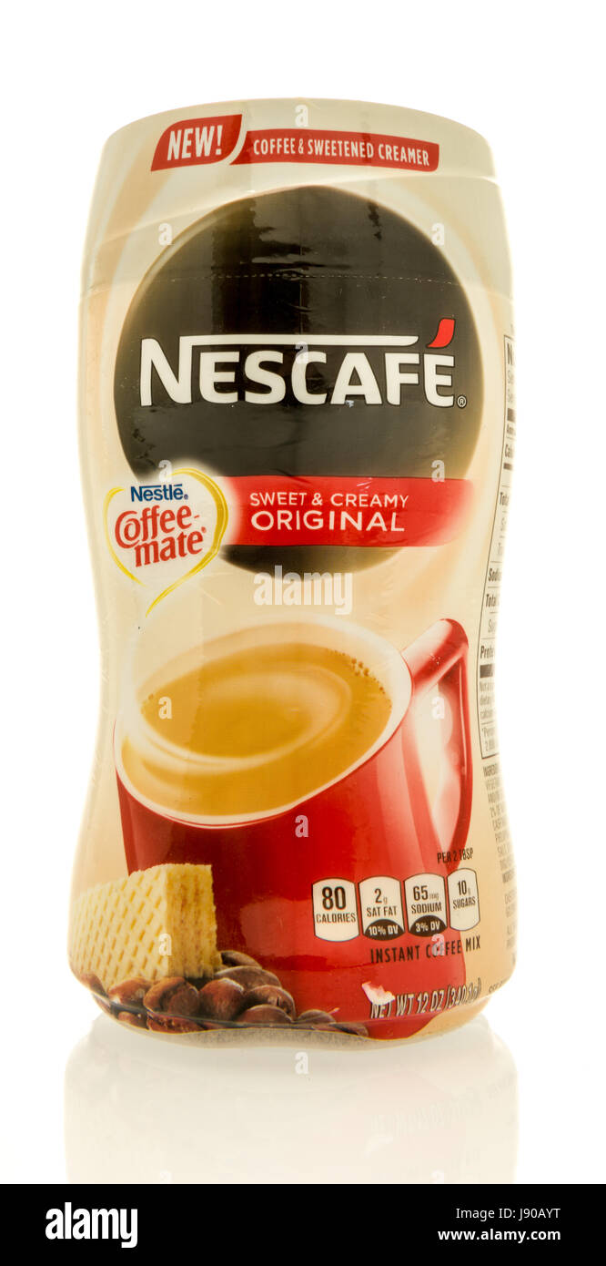 Winneconne, Wisconsin - 16. Mai 2017: ein Paket von Nescafe süß und cremig Milchkännchen auf einem isolierten Hintergrund. Stockfoto