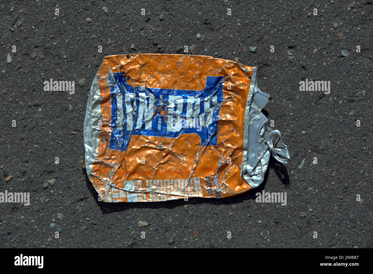 zerkleinerte Wohnung glätten Irn Bru Soda Can ethnischen Limonade kann Schottland schottische Identität Eisen Brauen Irn Bru Stockfoto