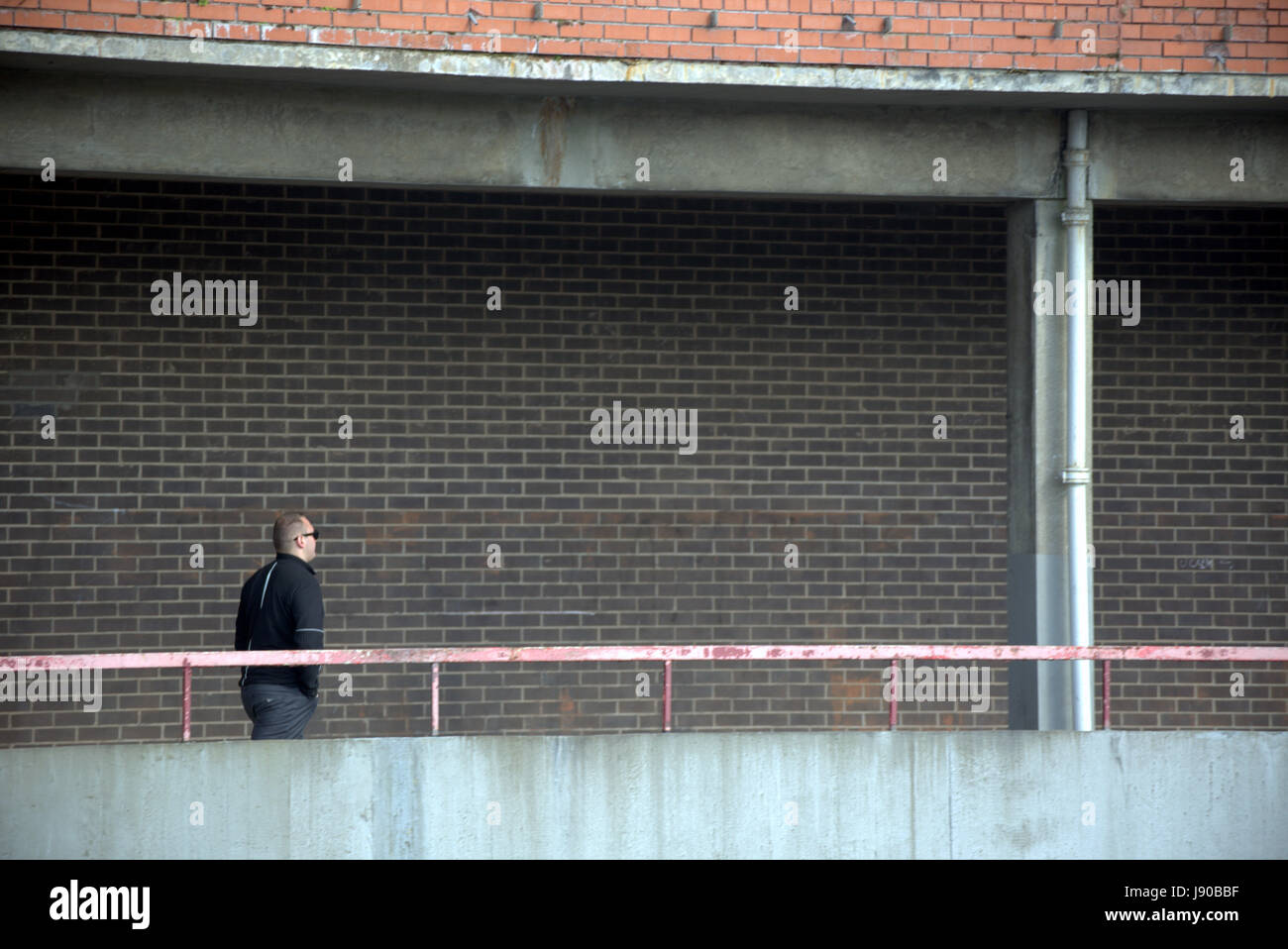 Anniesland Glasgow urbane Stadtbild Beton-Dschungel Mann allein zu Fuß Stockfoto