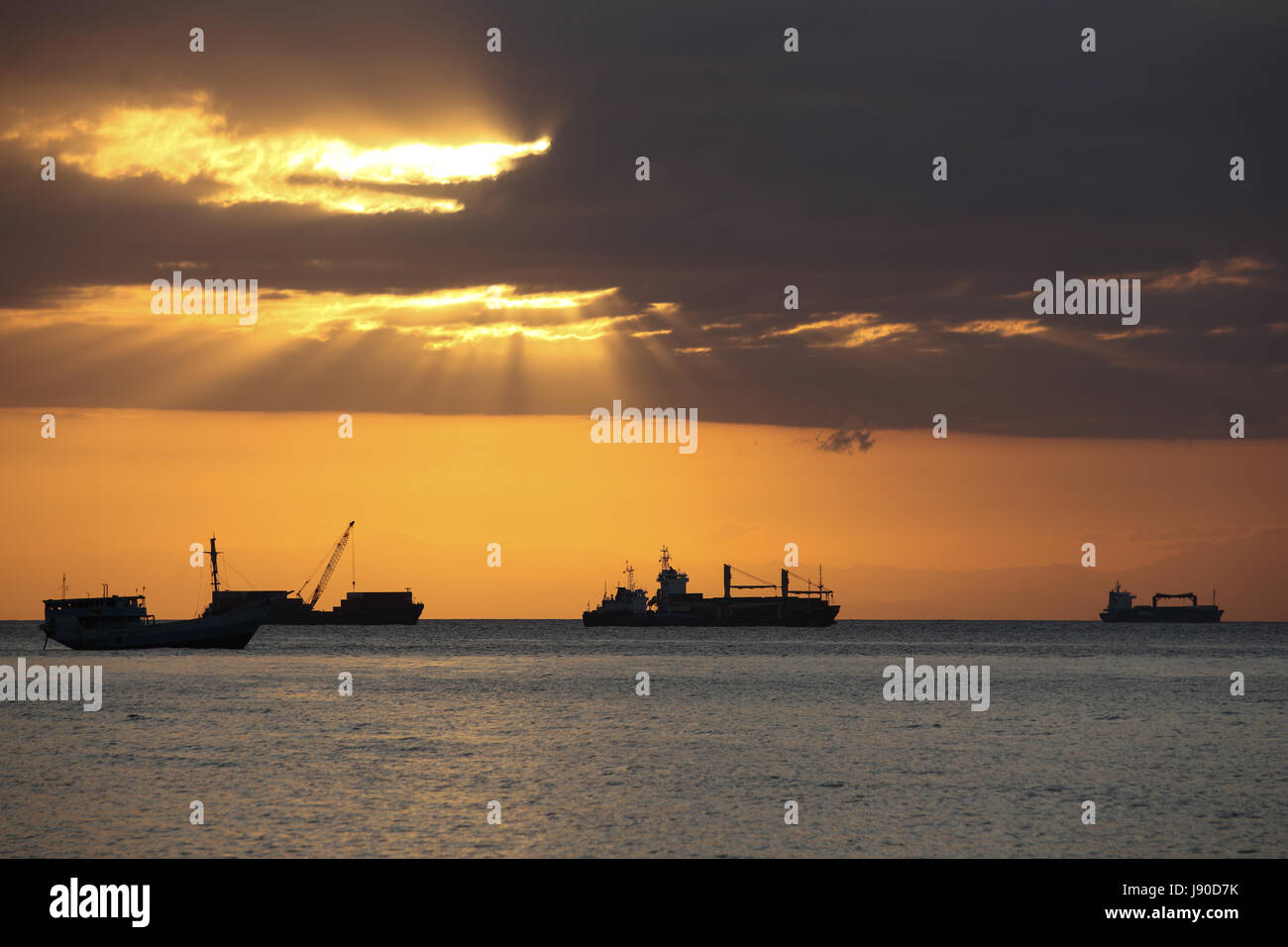 Dili, Osttimor. Schiffe im Hafen von Dili bei Sonnenuntergang Stockfoto