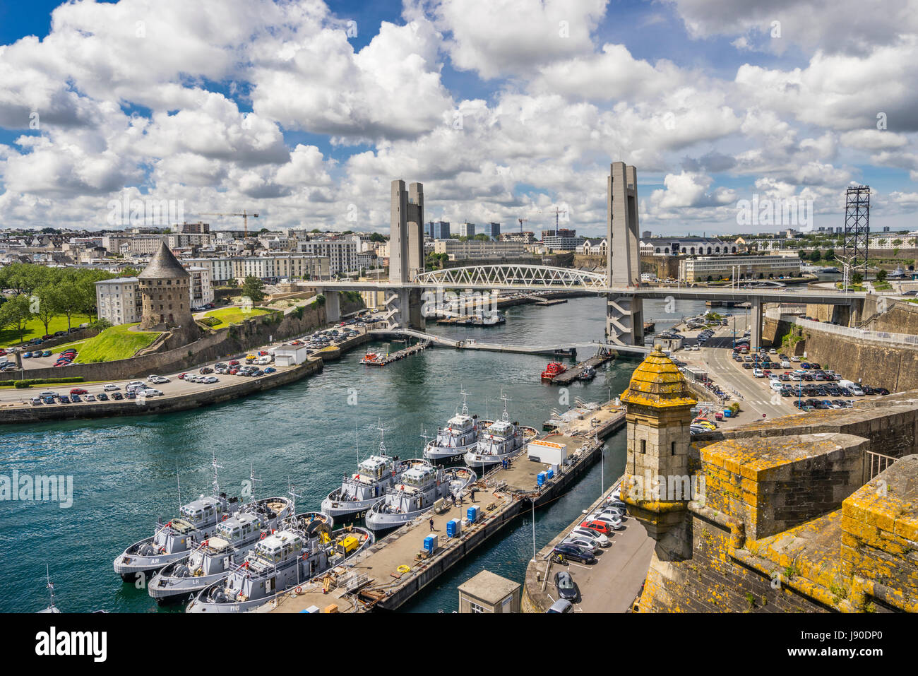 Frankreich, Bretagne, Finistére Abteilung, Brest, die Zinnen des Chateau de Brest mit Aussicht auf Penfeld Tanguy Turm und die Recouverance verbessern Stockfoto