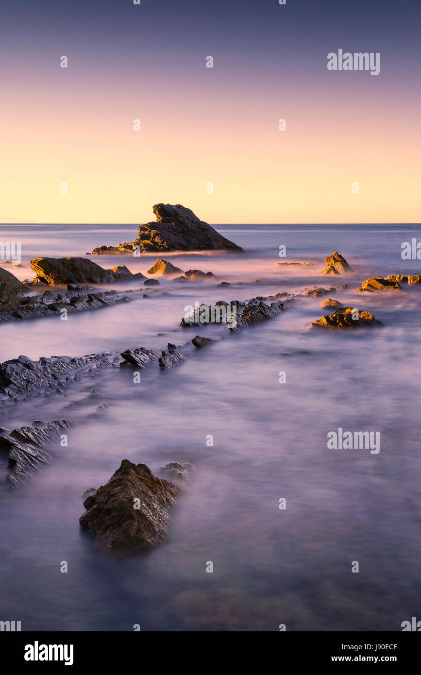 Felsen in ein blaues Meer am Morgen. Langzeitbelichtung Fotografie Stockfoto