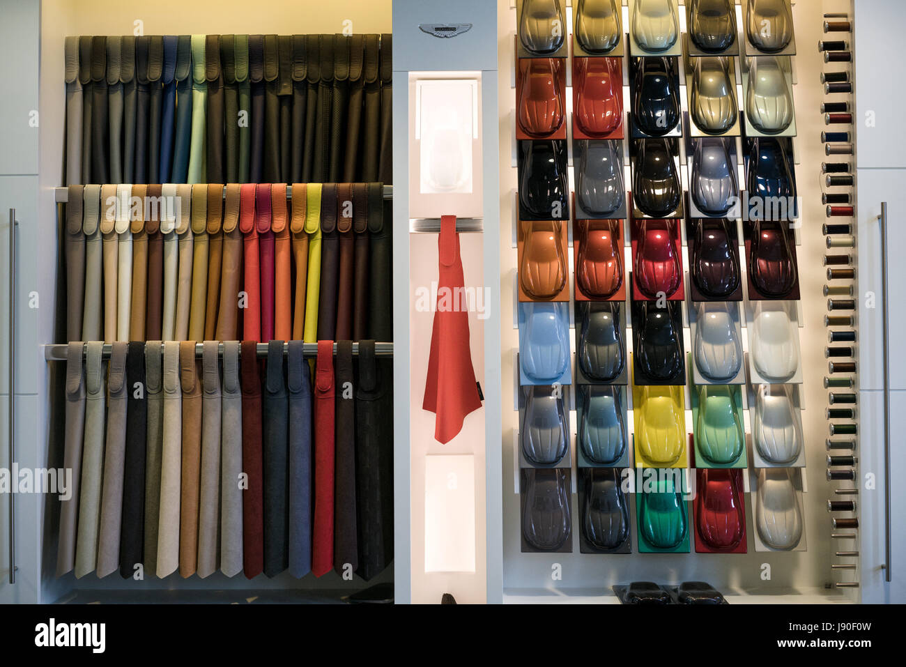 Gaydon, UK - 10.08.2016. Einer der Aston Martin Kunde Zimmer wo Sie aus verschiedenen Stoffen, Farben und Nähte für Ihr Fahrzeug wählen können. Stockfoto