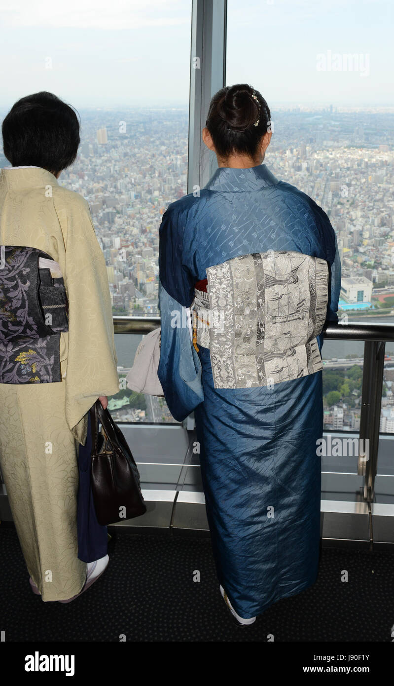 Japanische Frauen gekleidet in traditionelle Yukata genießen Sie die Aussicht von der Spitze des Tokyo skytree. Stockfoto