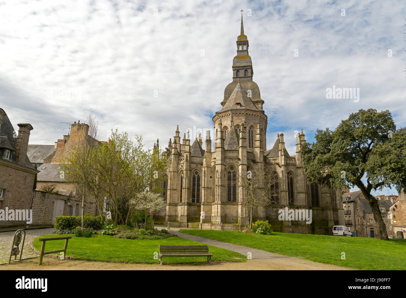 St-Sauveur Basilica in Dinan ist eine gelungene Mischung aus architektonischen Stilen. Frankreich Stockfoto