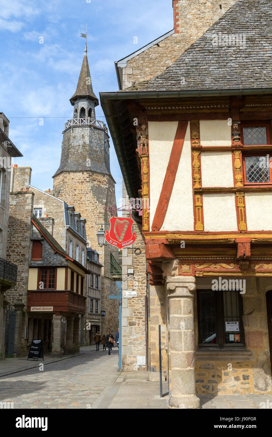 Hôtel Kératry 1559 und Tour de l ' Horloge Uhrturm, Dinan, Frankreich. Stockfoto