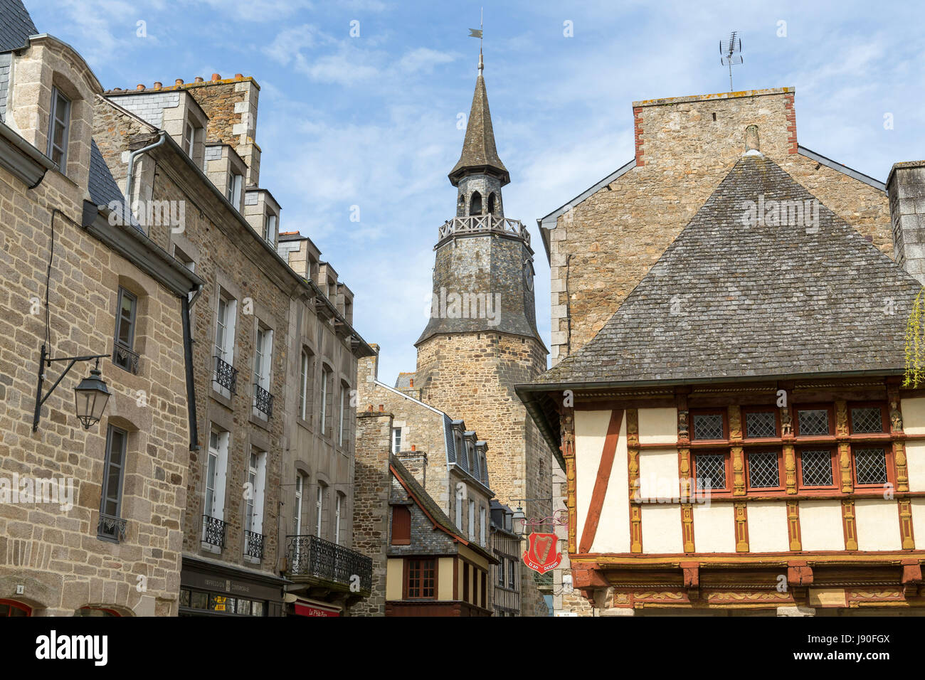 Hôtel Kératry 1559 und Tour de l ' Horloge Uhrturm, Dinan, Frankreich. Stockfoto