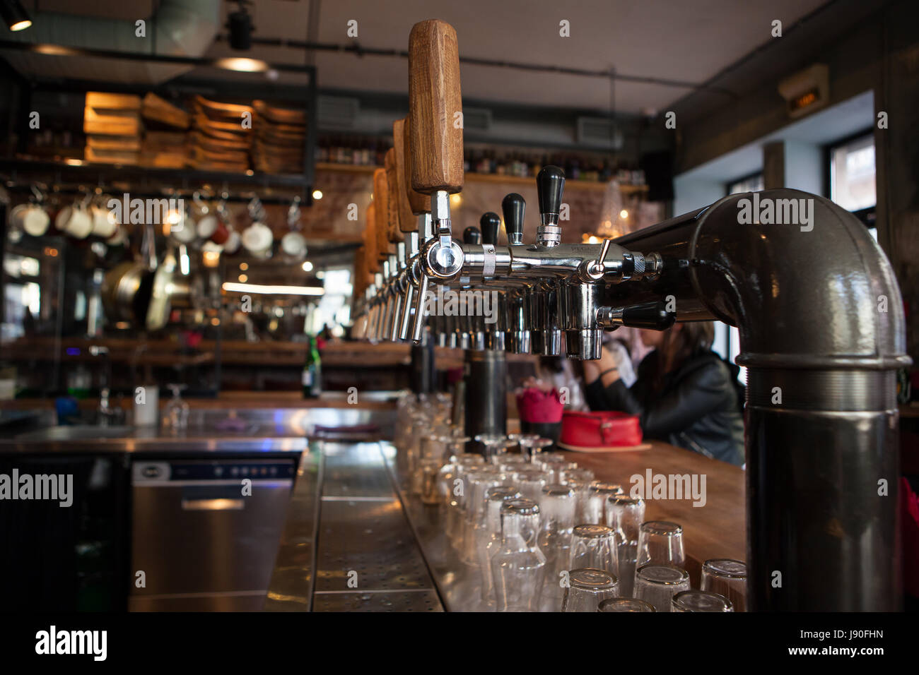 Eine Menge Auslaufhähne goldene Bier an der bar Stockfoto