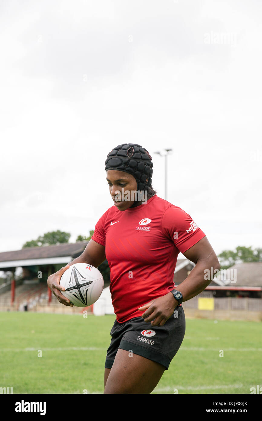 2014 Rugby World Cup Gewinner, Maggie Alphonsi zu Hause auf die Sarazenen training Boden. Stockfoto