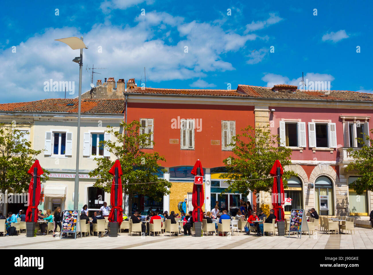 Café-Terrassen, Trg Slobode, Hauptplatz, alte Stadt, Porec, Istrien, Kroatien Stockfoto