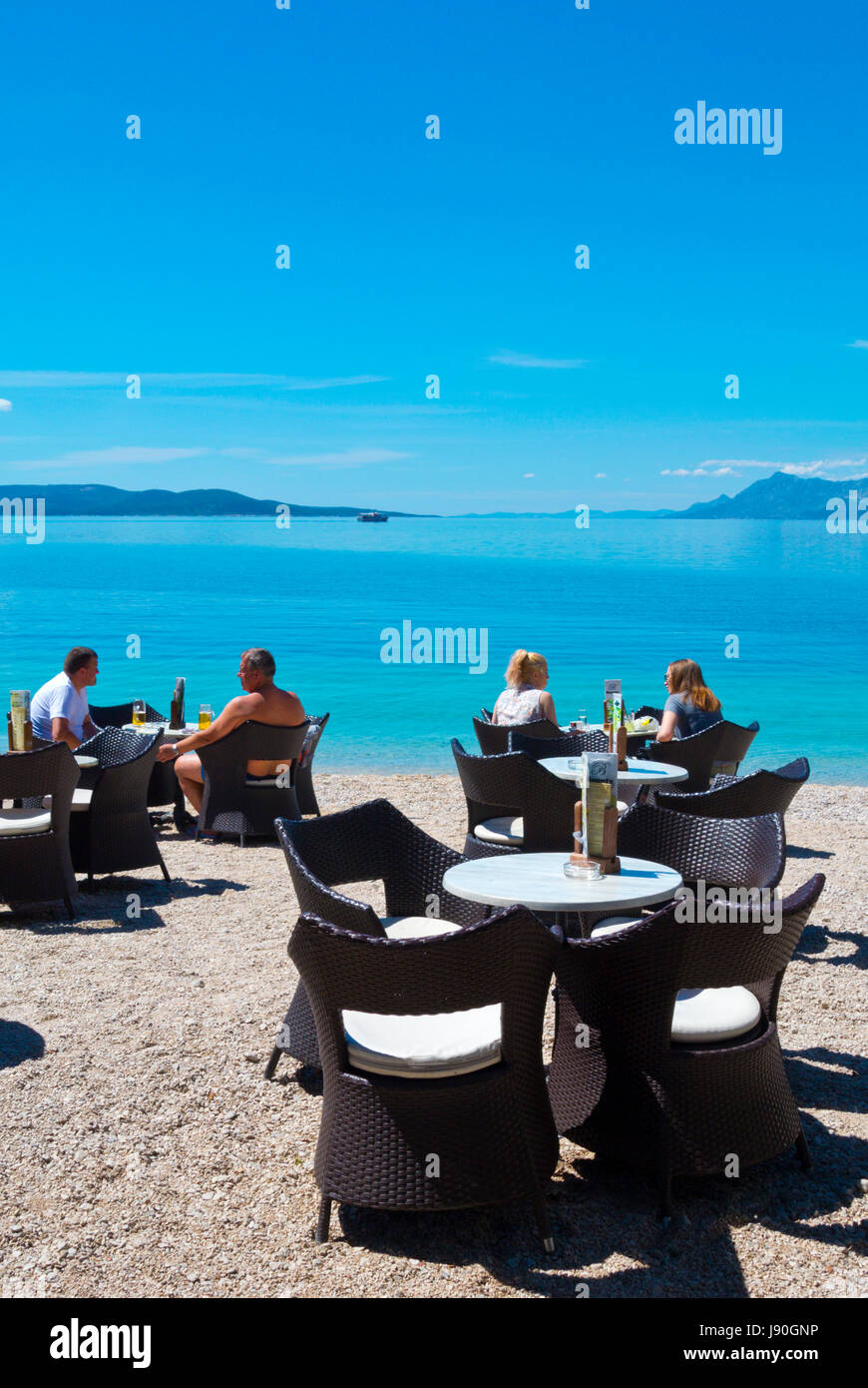 Bounty, Café-Terrasse, Plaza Donja Luka, der Hauptstrand, Makarska, Dalmatien, Kroatien Stockfoto