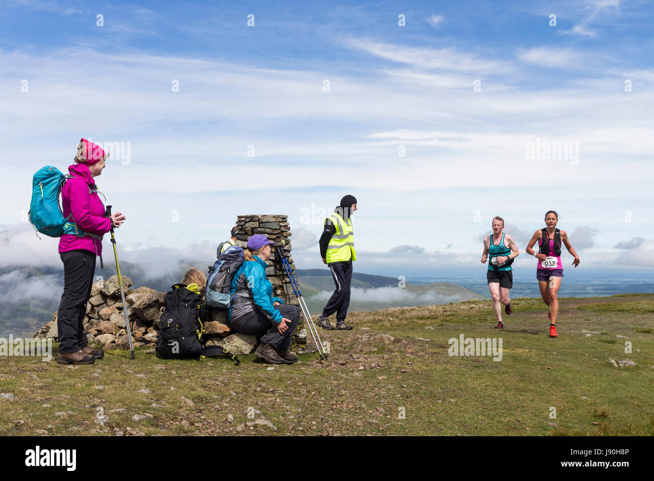 Wanderer auf dem Gipfel des Clough den Kopf gerade Läufer, die Teilnahme an der Lakelandpoeten und dem Dodds fiel Race, Lake District, Cumbria, UK. Stockfoto