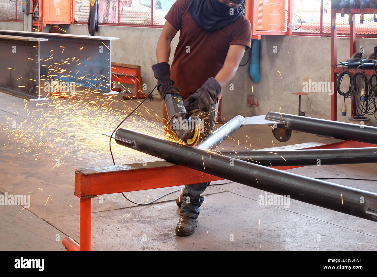 Mann Schweißen Stahl durch Geschick. Männer tragen Sie schützende Kleidung während der Arbeit. Stockfoto