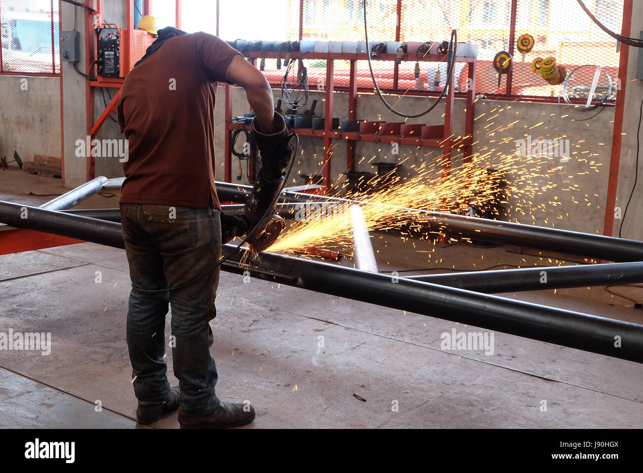Mann Schweißen Stahl durch Geschick. Männer tragen Sie schützende Kleidung während der Arbeit. Stockfoto