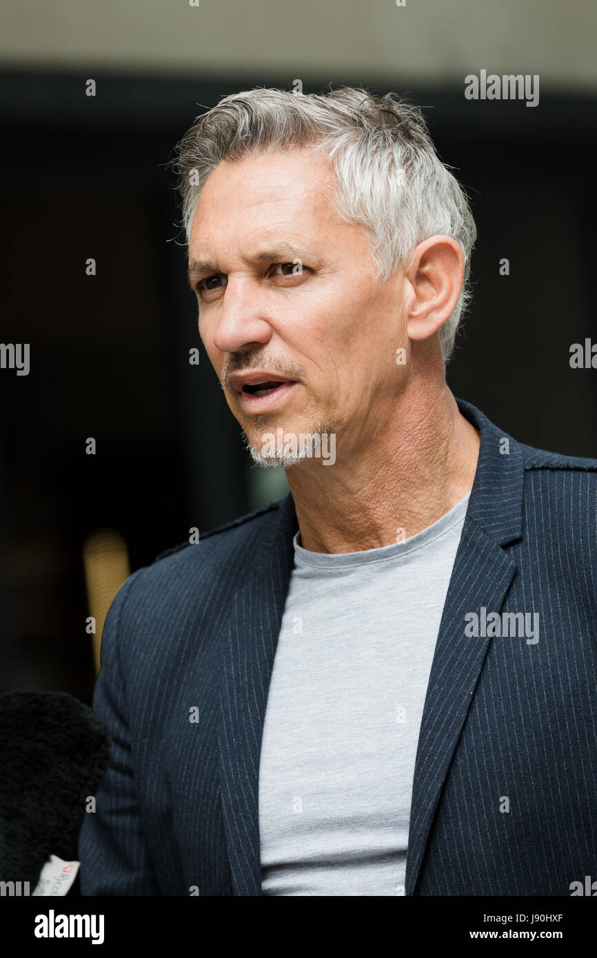 London, UK. 30. Mai 2017. Gary Lineker, ehemaliger Fußballspieler zu Reportern außerhalb BBC Broadcasting House in London spricht. Bildnachweis: Vickie Flores/Alamy Live-Nachrichten Stockfoto