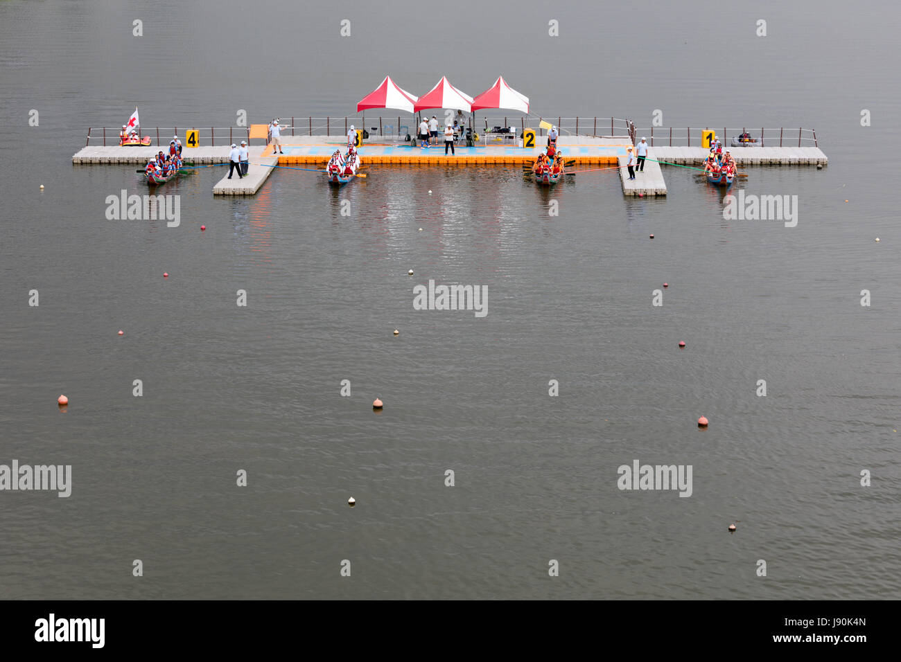 Taipei, Taiwan. 30. Mai 2017. Vier Drachenboote warten auf das Startsignal an der Start-Plattform während eines den Vorläufen bei der Drachenboot-Rennen, die alljährlich am Duanwu Festival, besser bekannt als Drachenboot-Festival am Keelung River in Taipeh statt. Bildnachweis: Perry Svensson/Alamy Live-Nachrichten Stockfoto