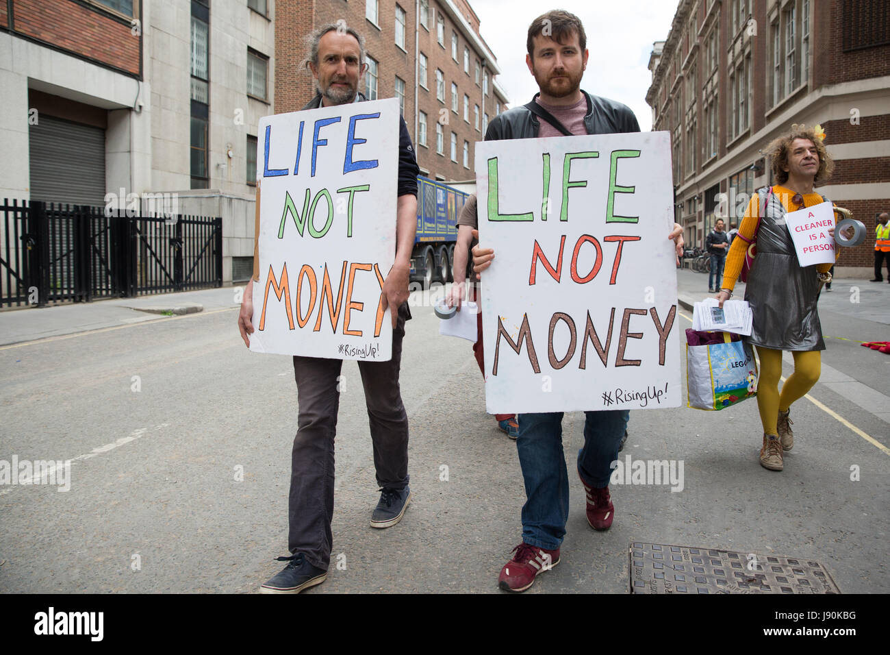 London, UK. 30. Mai 2017. Aktivisten aus Leben nicht Geld, darunter Roger Hallam (l), Protest außerhalb der London School of Economics (LSE) in Solidarität mit Reinigungskräfte arbeiten für ausgelagert Reinigung Auftragnehmer Noonan, die derzeit für die Parität der Geschäftsbedingungen mit eigenen Arbeitnehmern auffällig sind. Bildnachweis: Mark Kerrison/Alamy Live-Nachrichten Stockfoto