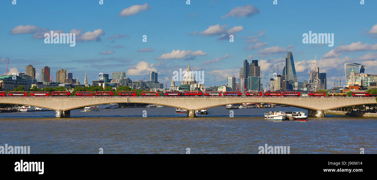 London, UK. 30. Mai 2017. Ein Unfall im Bereich Aldwych von London geschlossen die umliegenden Straßen und verursacht eine riesige Schlange von roten Doppeldecker-Busse und Taxis, blockieren die volle Länge der Waterloo Bridge aufzubauen. Bildnachweis: Paul Brown/Alamy Live-Nachrichten Stockfoto