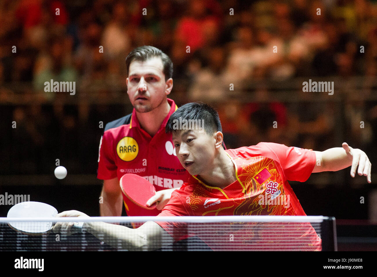 Düsseldorf, Deutschland. 30. Mai 2017. Timo Boll aus Deutschland und Ma Long aus China spielen gegen Tamas Lakatos und Krisztian Nagy aus Ungarn in der Herren Doppel Qualifikation Phase die Tischtennis Weltmeisterschaften 2017 in Düsseldorf, Deutschland, 30. Mai 2017 statt. Foto: Rolf Vennenbernd/Dpa/Alamy Live News Stockfoto