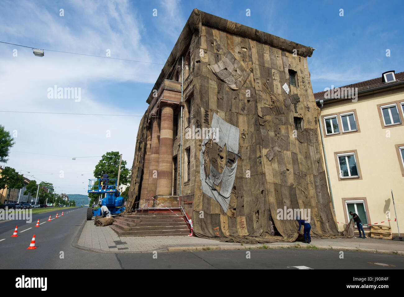 Datei - Datei Bild vom 28. Mai 2017 zeigt das historische Tor bedeckt mit Jutesäcke in Kassel, Deutschland. Die Arbeiten für die Documenta-Stück von Ibrahim Mahama sind fast fertig. Die Documenta 14 Veranstaltung findet zunächst in Athen zwischen 08 April und 16. Juli 2017 und dann zwischen 10 Juni und 17. September 2017 in Kassel. Foto: Swen Pförtner/dpa Stockfoto