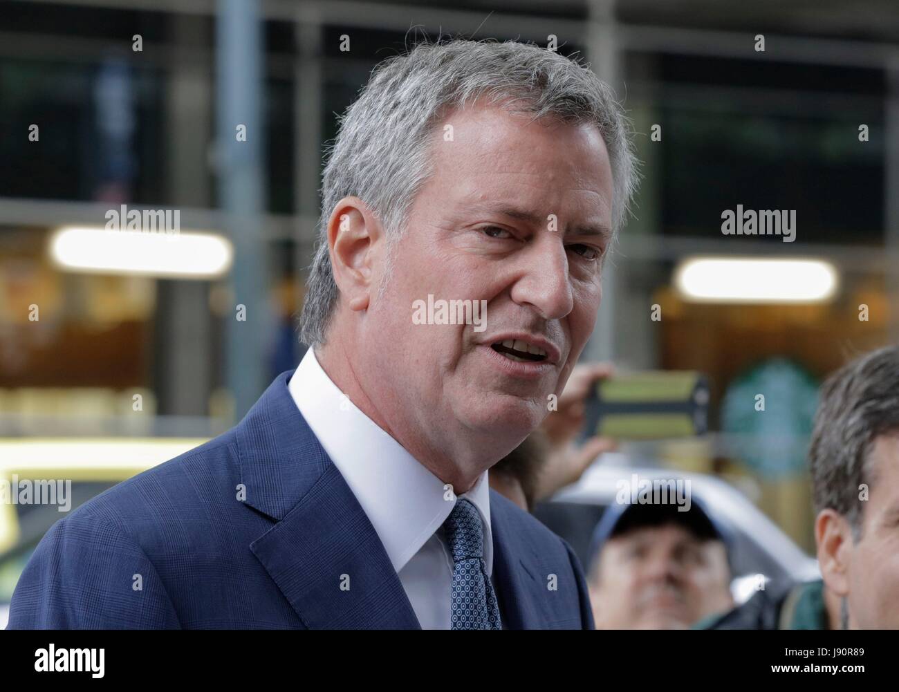 East 42nd Street, New York, USA, 30. Mai 2017 - New Yorks Bürgermeister Bill de Blasio enthüllt die Umbenennung von 42nd Street, Jimmy Breslin Weg zu Ehren seines Vermächtnisses erzählen Geschichten von alltäglichen New Yorker heute auf der 42nd Street in New York City. Foto: Luiz Rampelotto/EuropaNewswire | weltweite Nutzung Stockfoto