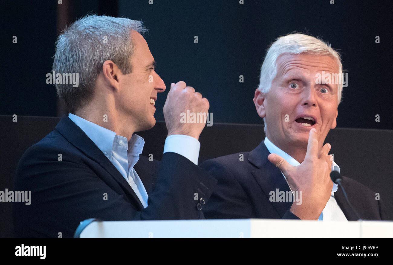 Berlin, Deutschland. 31. Mai 2017. Ausgehende Zalando Aufsichtsratsmitglieder Lorenzo Grabau (l) und Kai-Uwe Ricke, fotografiert auf der Generalversammlung des Zalando SE in Berlin, Deutschland, 31. Mai 2017. Foto: Bernd von Jutrczenka/Dpa/Alamy Live News Stockfoto