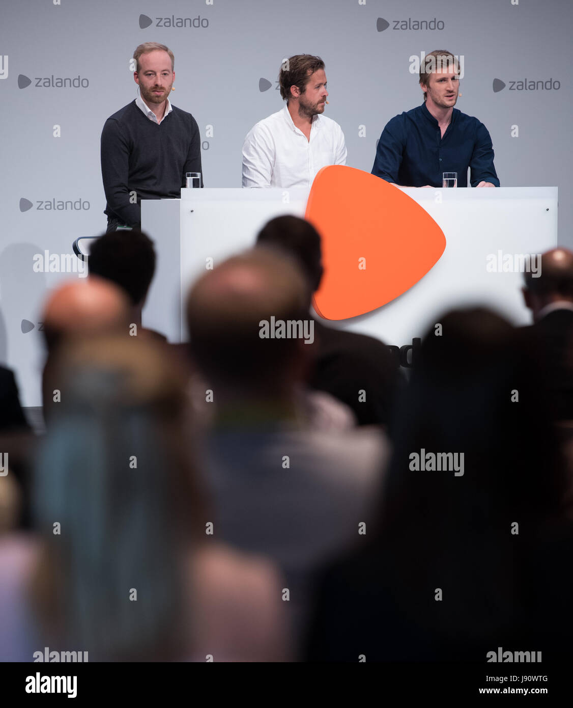 Zalando-Vorstände Rubin Ritter (l-R), Robert Gentz und David Schneider präsentieren das aktuelle Unternehmens-Ergebnis bei der Generalversammlung der Zalando SE in Berlin, Deutschland, 31. Mai 2017. Foto: Bernd von Jutrczenka/dpa Stockfoto