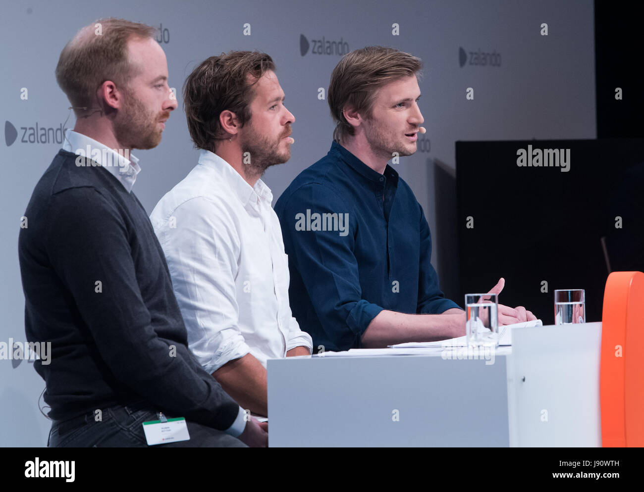 Zalando-Vorstände Rubin Ritter (l-R), Robert Gentz und David Schneider präsentieren das aktuelle Unternehmens-Ergebnis bei der Generalversammlung der Zalando SE in Berlin, Deutschland, 31. Mai 2017. Foto: Bernd von Jutrczenka/dpa Stockfoto