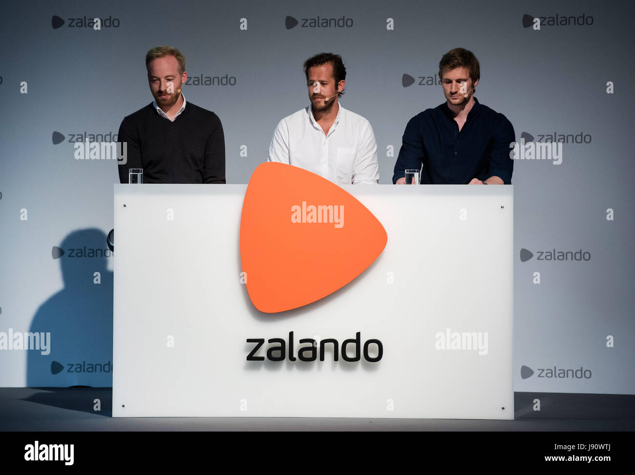 Zalando-Vorstände Rubin Ritter (l-R), Robert Gentz und David Schneider präsentieren das aktuelle Unternehmens-Ergebnis bei der Generalversammlung der Zalando SE in Berlin, Deutschland, 31. Mai 2017. Foto: Bernd von Jutrczenka/dpa Stockfoto