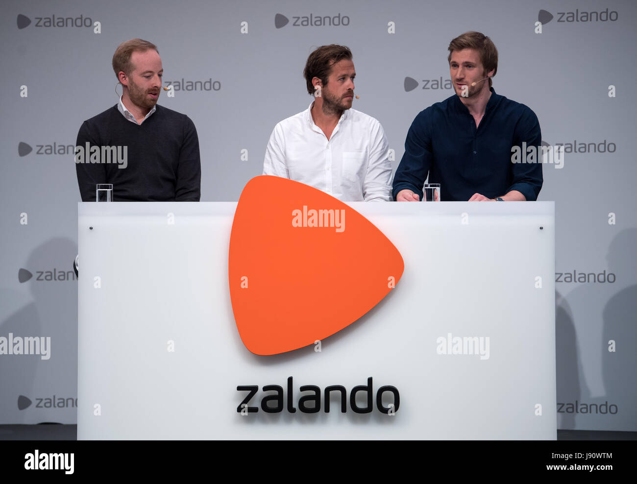 Zalando-Vorstände Rubin Ritter (l-R), Robert Gentz und David Schneider präsentieren das aktuelle Unternehmens-Ergebnis bei der Generalversammlung der Zalando SE in Berlin, Deutschland, 31. Mai 2017. Foto: Bernd von Jutrczenka/dpa Stockfoto