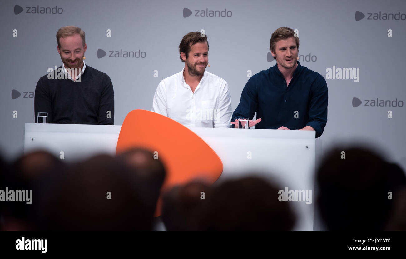 Zalando-Vorstände Rubin Ritter (l-R), Robert Gentz und David Schneider präsentieren das aktuelle Unternehmens-Ergebnis bei der Generalversammlung der Zalando SE in Berlin, Deutschland, 31. Mai 2017. Foto: Bernd von Jutrczenka/dpa Stockfoto