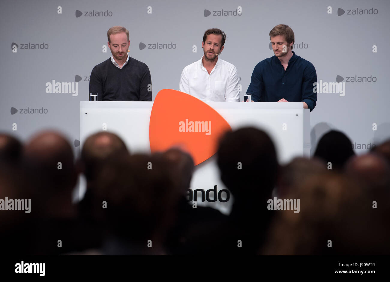 Zalando-Vorstände Rubin Ritter (l-R), Robert Gentz und David Schneider präsentieren das aktuelle Unternehmens-Ergebnis bei der Generalversammlung der Zalando SE in Berlin, Deutschland, 31. Mai 2017. Foto: Bernd von Jutrczenka/dpa Stockfoto