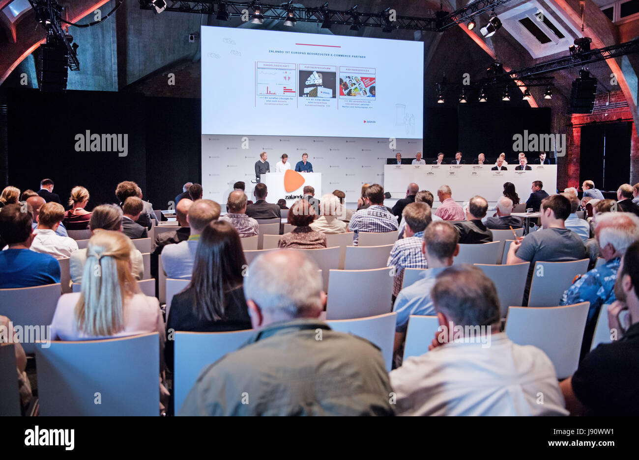 Zalando-Vorstände Rubin Ritter (l-R), Robert Gentz und David Schneider präsentieren das aktuelle Unternehmens-Ergebnis bei der Generalversammlung der Zalando SE in Berlin, Deutschland, 31. Mai 2017. Foto: Bernd von Jutrczenka/dpa Stockfoto