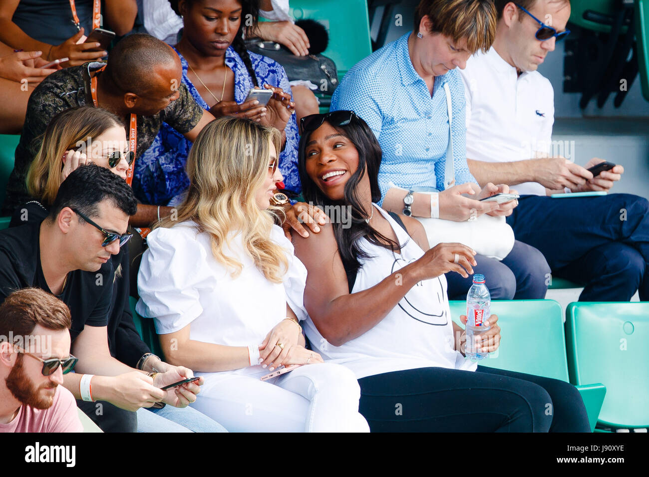 Paris, Frankreich, 31. Mai 2017: Schwangere Serena Williams lächelt während ihrer Schwestern, die zweite Runde im Jahr 2017 Tennis French Open in Roland Garros in Paris. Credit: Frank Molter/Alamy leben Nachrichten Stockfoto