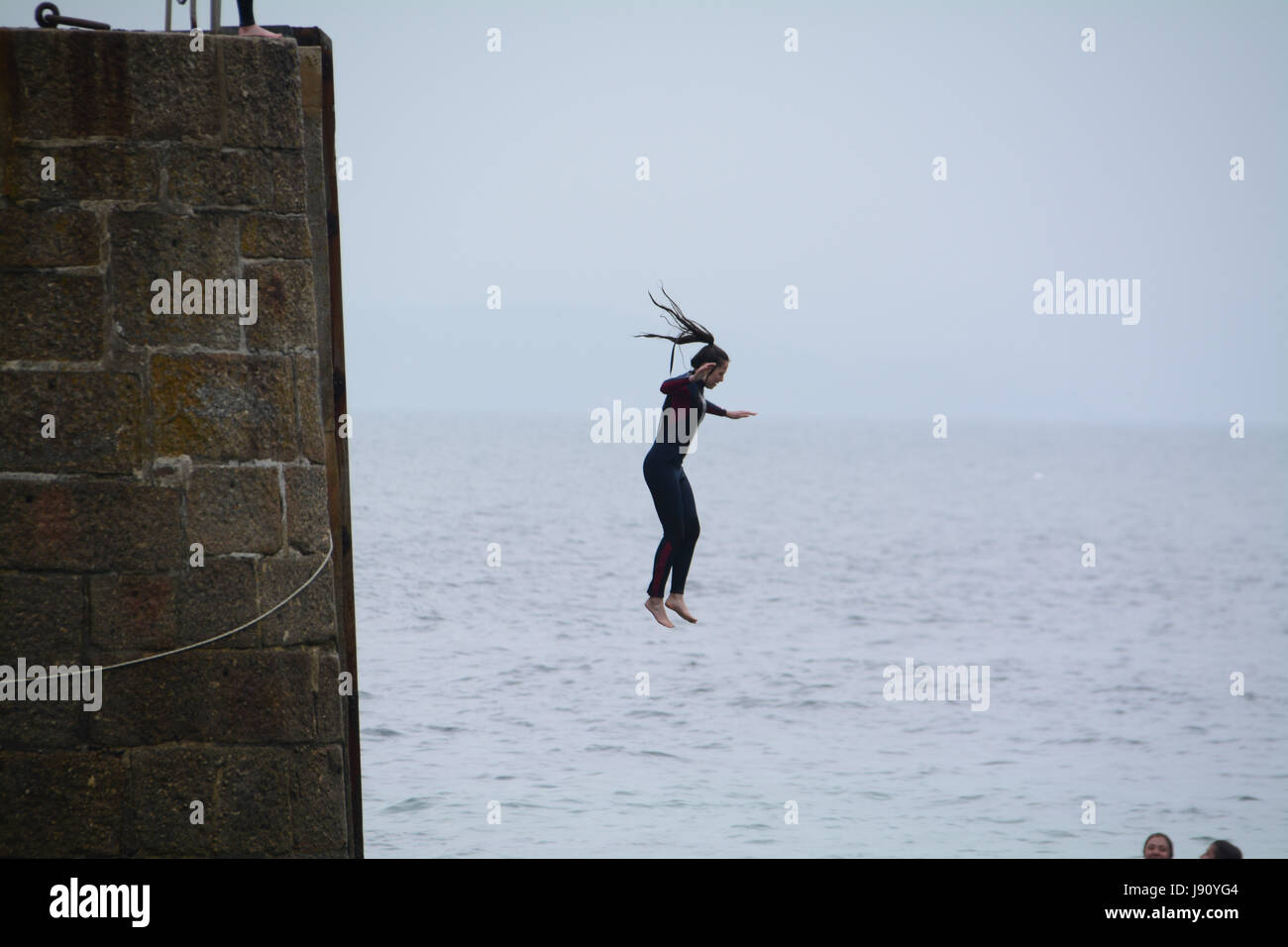 Mousheole Hafen, Cornwall, UK. 31. Mai 2017. Großbritannien Wetter. Nach einem nebligen Start in den Tag das Wetter wird immer wärmer an der kornischen Küste, mit Familien, die das Strandleben genießen und Leute abspringen Hafen Wand ins Meer. Bildnachweis: Cwallpix/Alamy Live-Nachrichten Stockfoto