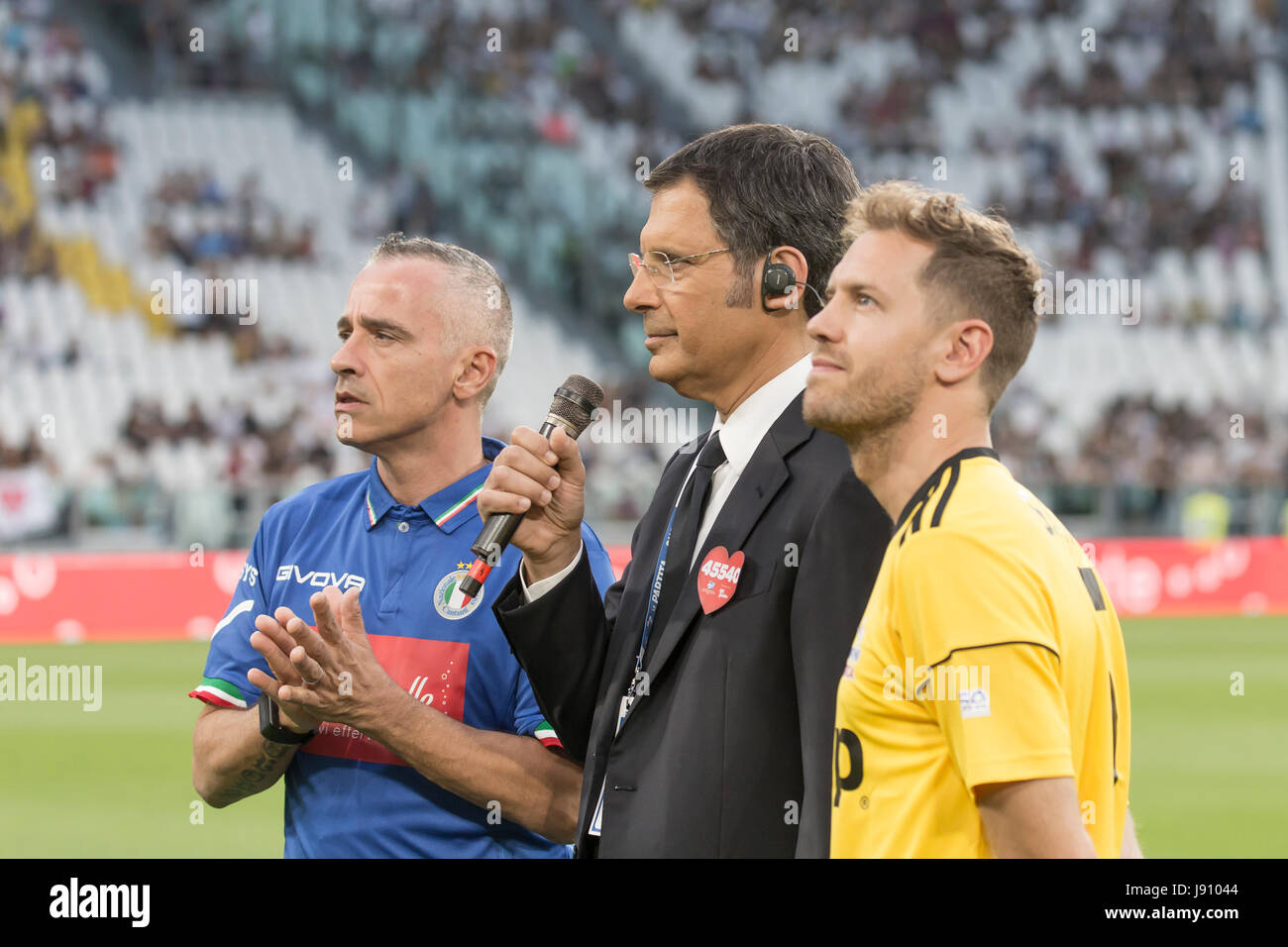 Si sfideranno la nazionale cantanti e i campioni per la ricerca. Partita Del Cuore 2017 : Turin Italien 30 Mai 2017 Fussball Benefizspiel La Partita Del Cuore 2017 Sanger National Football Team Vs Meister Der Forschung Fussball Nationalmannschaft Fabrizio Frizzi Befragung Von Eros Ramazzotti Spieler Der Fussball Nationalmannschaft Von