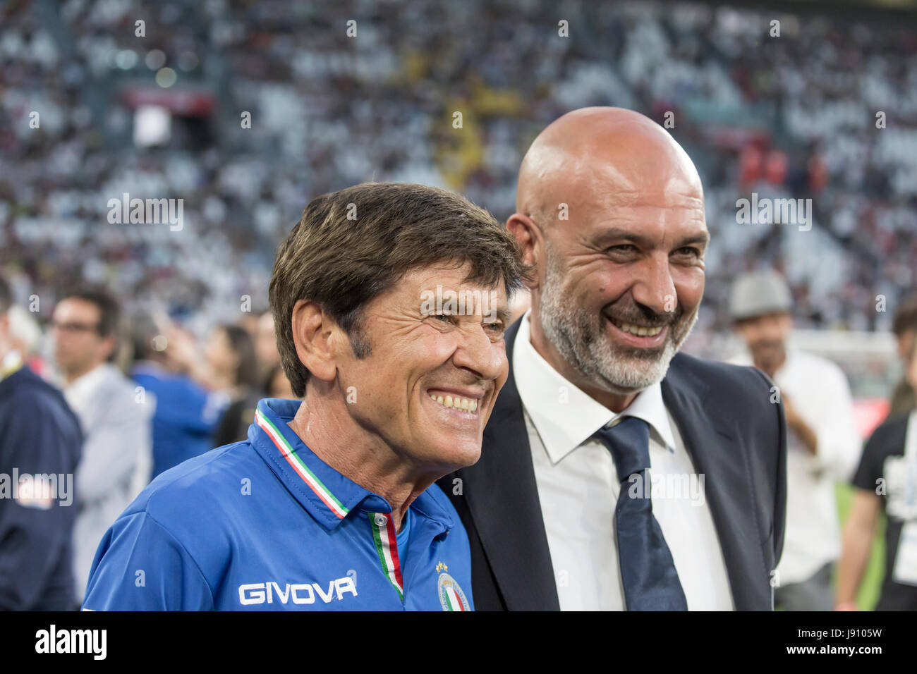 Turin, Italien. 30. Mai 2017.  Fußball Charity Match, La Partita del Cuore 2017.Juventus Stadiun, Turin. Sänger national Football Team Vs. Meister der Fußball-Nationalmannschaft Reasearch. Der berühmte Sänger Gianni Morandi Nationalspieler Sänger Footbal, Gespräch mit dem Journalisten und Fotografen. Bildnachweis: RENATO VALTERZA/Alamy Live-Nachrichten Stockfoto