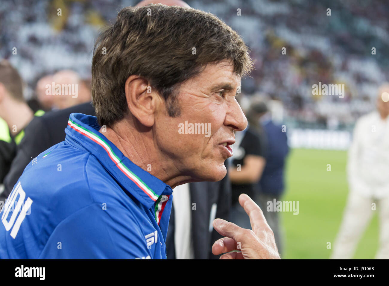 Turin, Italien. 30. Mai 2017.  Fußball Charity Match, La Partita del Cuore 2017.Juventus Stadiun, Turin. Sänger national Football Team Vs. Meister der Fußball-Nationalmannschaft Reasearch. Der berühmte Sänger Gianni Morandi Nationalspieler Sänger Footbal, Gespräch mit dem Journalisten und Fotografen. Bildnachweis: RENATO VALTERZA/Alamy Live-Nachrichten Stockfoto