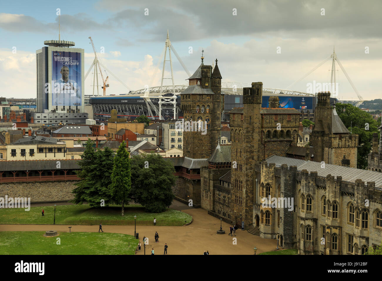 Nationalstadion von Wales, Cardiff, Wales. 31. Mai 2017. Vorbereitungen für die UEFA Championsleague Finale in Cardiff fahren Sie mit der Enthüllung einer riesigen Gareth Bale-Bild und die Entfernung des Wortes "Fürstentum" aus dem Stadion vor dem Finale am 3. Juni zwischen Real Madrid und Juventus.Credit: Haydn Denman/Alamy Live News Stockfoto