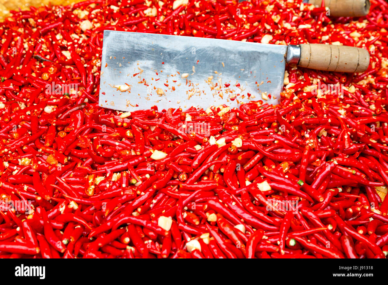 Guilin, China.  Rote Chilischoten zum Verkauf auf einem Bürgersteig stehen. Stockfoto