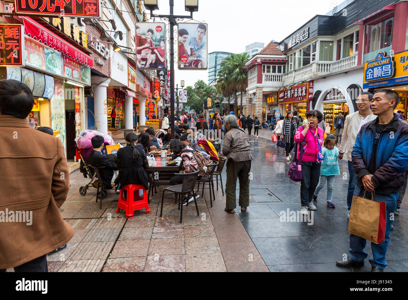 Guilin, China.  Straßenszene, Restaurant im Freien. Stockfoto