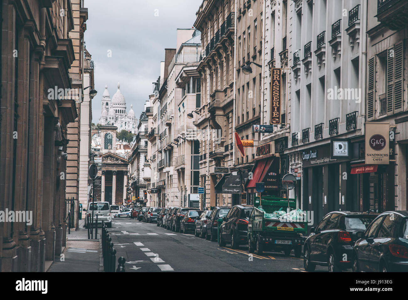 Blick auf den berühmten Montmartre in Paris, Frankreich vom zweiten Arrondissement unten. Typische Pariser Straße. Stockfoto