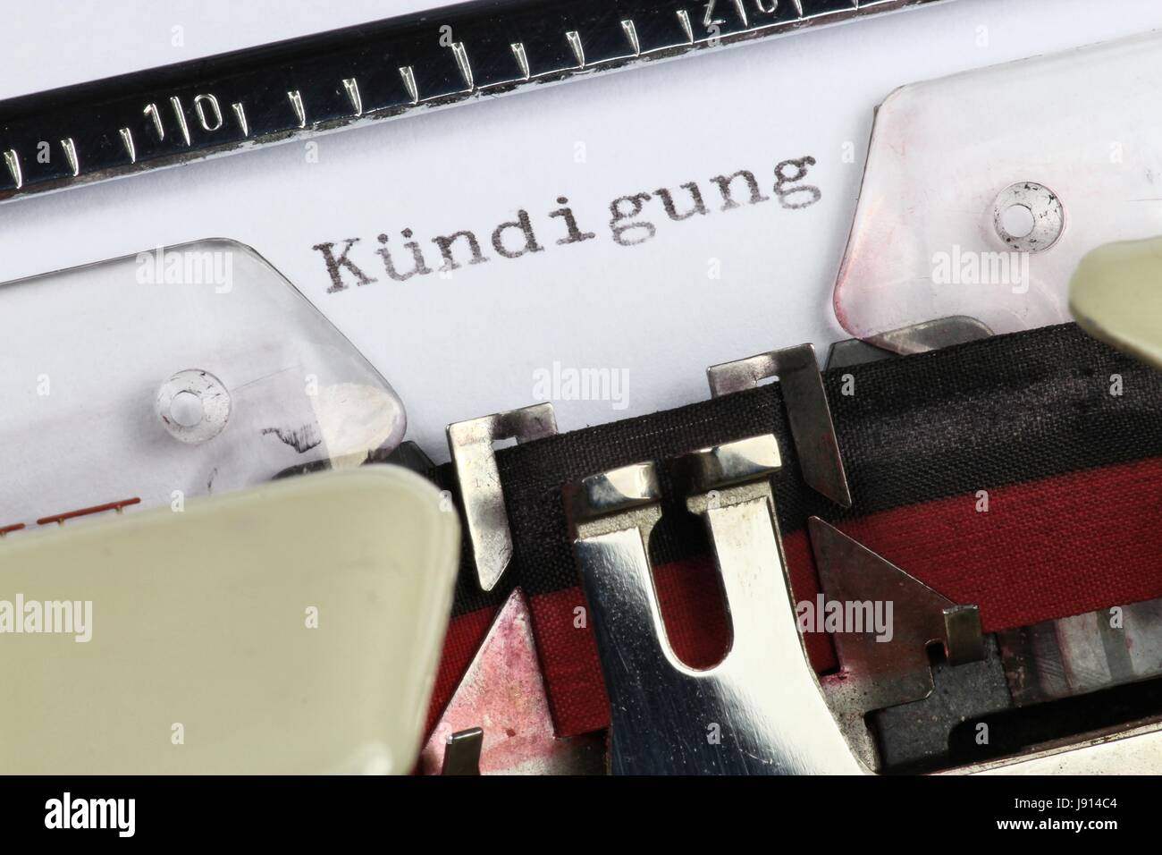 Kündigung (deutsches Wort für Kündigung) mit alten Schreibmaschine geschrieben Stockfoto