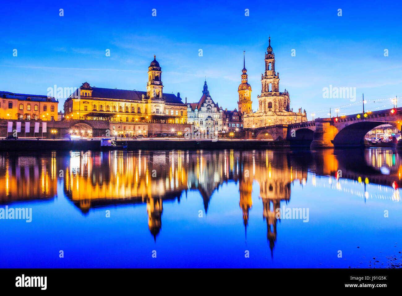 Sächsische Stadt An Der Elbe 5 Buchstaben Boote dresden -Fotos und -Bildmaterial in hoher Auflösung – Alamy
