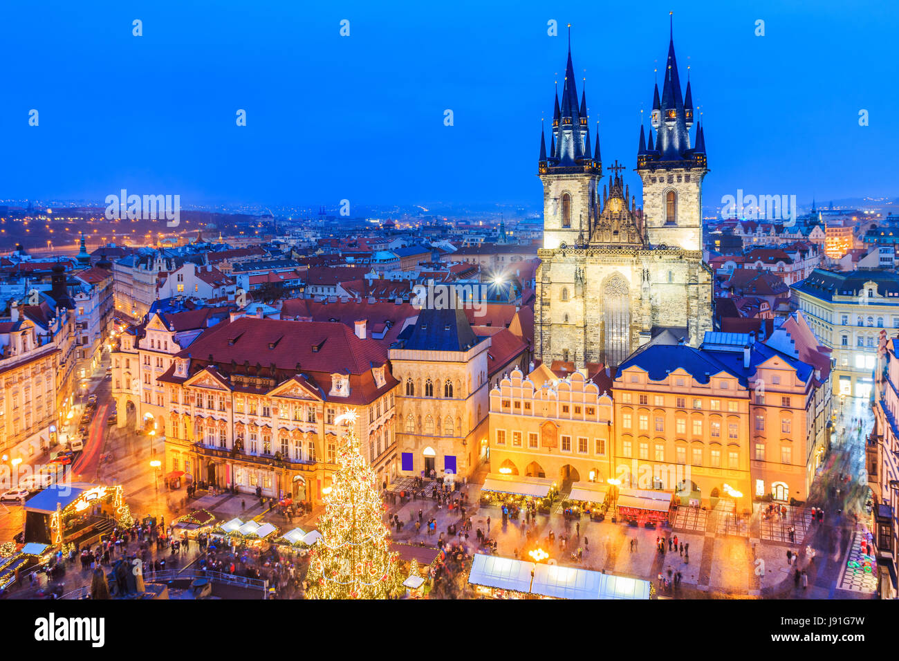 Prag, Tschechische Republik. Weihnachtsmarkt auf dem Altstädter Ring mit gotischen Tyne. Stockfoto